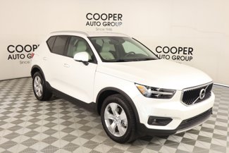 Used 2022 Volvo XC40 T4 Momentum image 1
