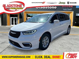 Used 2022 Chrysler Pacifica Touring-L image 1
