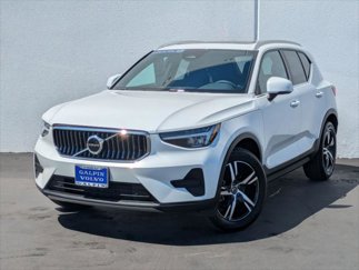 Used 2025 Volvo XC40 B5 Core image 1