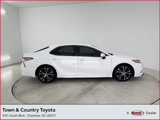 Used 2020 Toyota Camry SE image 1