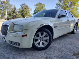 Used 2005 Chrysler 300 Touring w/ Comfort/Convenience Group image 1