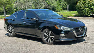 Certified 2022 Nissan Altima 2.5 SV w/ SV Premium Package image 1