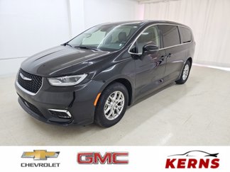 Used 2023 Chrysler Pacifica Touring-L image 1