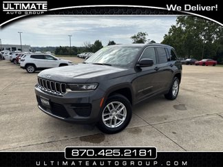 Used 2023 Jeep Grand Cherokee Laredo image 1