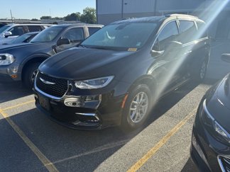 Used 2022 Chrysler Pacifica Touring-L image 1