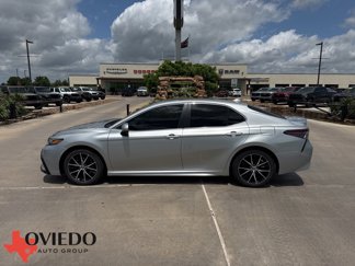 Used 2021 Toyota Camry SE image 1