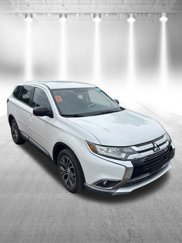 Used 2016 Mitsubishi Outlander SE image 1