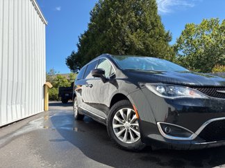 Used 2017 Chrysler Pacifica Touring-L image 1