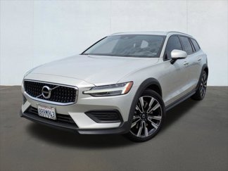 Used 2020 Volvo V60 T5 Cross Country image 1