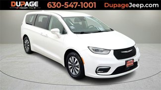 Used 2022 Chrysler Pacifica Touring-L image 1