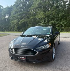 Used 2019 Ford Fusion SE image 1