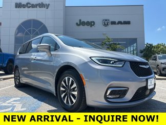 Used 2021 Chrysler Pacifica Touring-L image 1