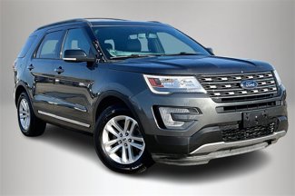 Used 2017 Ford Explorer XLT image 1