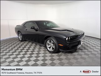 Used 2018 Dodge Challenger SXT image 1