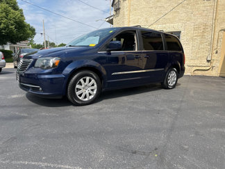 Used 2015 Chrysler Town & Country Touring image 1