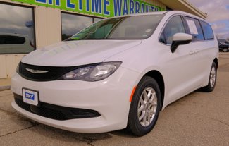 Used 2022 Chrysler Voyager LX image 1