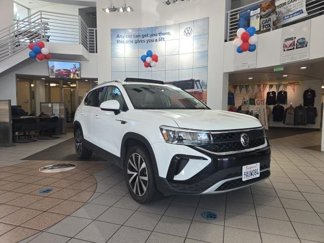 Certified 2022 Volkswagen Taos SE w/ Panoramic Sunroof Package image 1