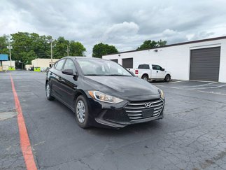 Used 2017 Hyundai Elantra SE image 1