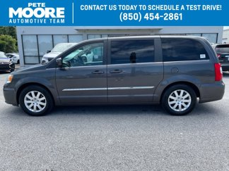 Used 2016 Chrysler Town & Country Touring image 1