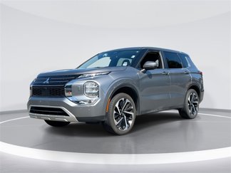 Used 2023 Mitsubishi Outlander SE image 1