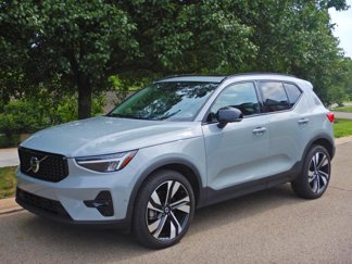 Used 2025 Volvo XC40 B5 Plus image 1