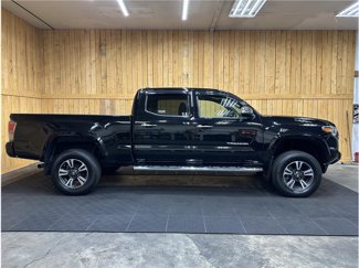 Used 2017 Toyota Tacoma Limited image 1