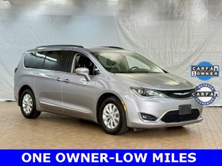 Used 2017 Chrysler Pacifica Touring-L image 1