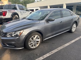 Used 2018 Volkswagen Passat 2.0T SE image 1