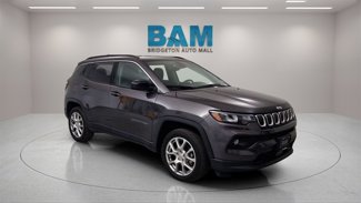 Used 2022 Jeep Compass Latitude image 1