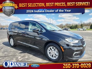Used 2023 Chrysler Pacifica Touring-L image 1