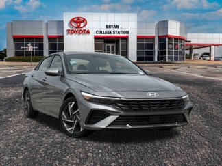 Used 2025 Hyundai Elantra SEL image 1