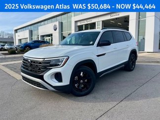 New 2025 Volkswagen Atlas Peak Edition SE image 1