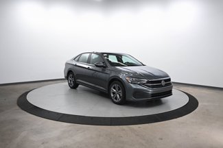 Used 2024 Volkswagen Jetta SE image 1