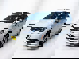Used 2023 Chrysler Voyager LX image 1