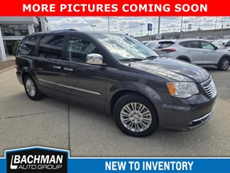 Used 2015 Chrysler Town & Country Limited image 1