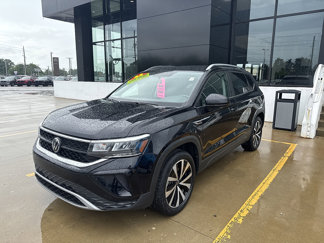 Used 2022 Volkswagen Taos SE image 1