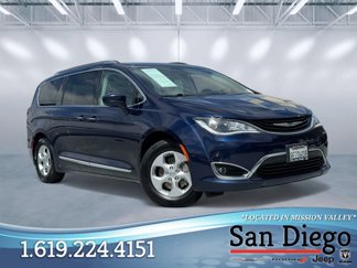 Used 2018 Chrysler Pacifica Touring-L image 1
