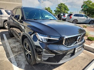 Used 2025 Volvo XC40 B5 Core image 1