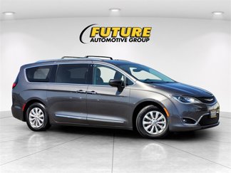 Used 2018 Chrysler Pacifica Touring-L image 1
