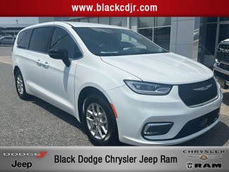 Used 2025 Chrysler Pacifica Select image 1