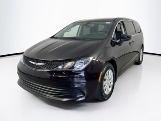 Used 2018 Chrysler Pacifica L image 1