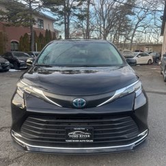 Used 2021 Toyota Sienna XLE image 1