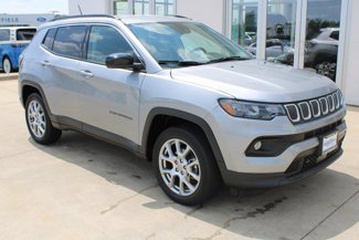 Used 2022 Jeep Compass Latitude image 1