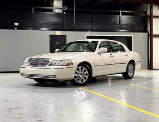 Used 2003 Lincoln Town Car Cartier image 1