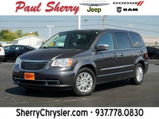 Used 2016 Chrysler Town & Country Limited image 1