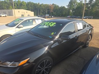 Used 2020 Toyota Camry SE image 1