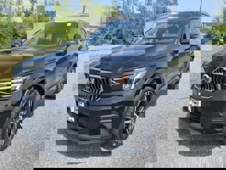 Used 2025 Volvo XC40 B5 Core image 1