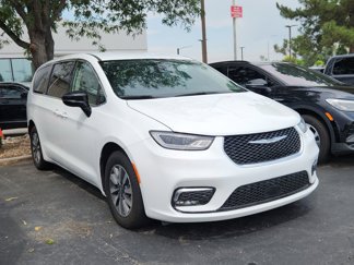 Used 2024 Chrysler Pacifica Select image 1