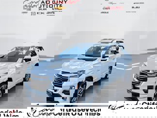 Used 2023 Chevrolet Traverse High Country image 1