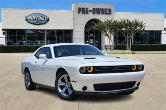 Used 2019 Dodge Challenger SXT image 1